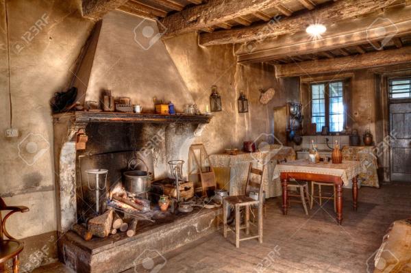 18306259 ancienne ferme fois int rieur d une ancienne maison de campagne avec chemin e et cuisine banque d images
